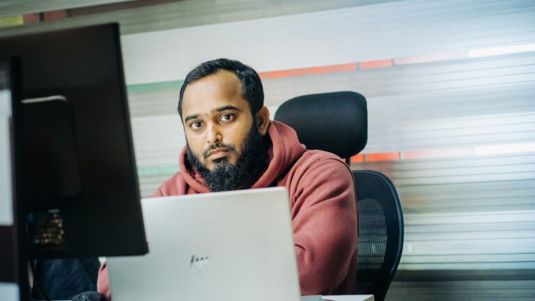 Um Homem Sentando Frente Um Computador Laptop nWR_9epS5aw