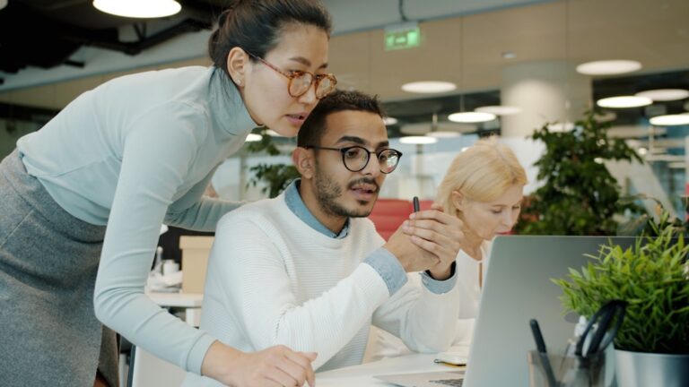 Dois Colegas Colaborando Em Uma Tela De Computador 0xvyG lW0oE