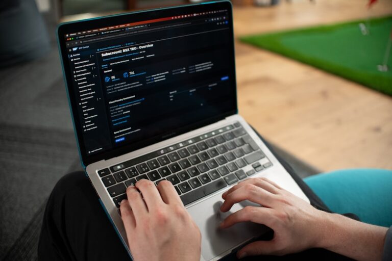 Maos Digitando Na Tela De Um Laptop Es33oEXaRrE