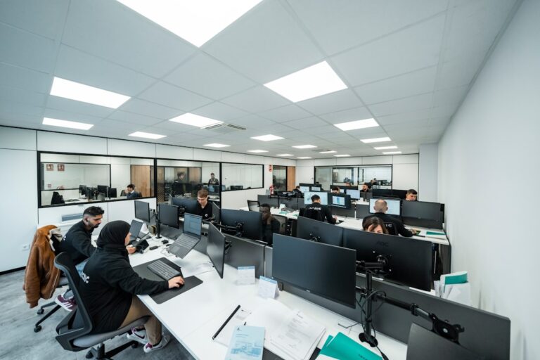 Os Funcionarios De Escritorio Estao Ocupados Trabalhando Em Computadores R4a4zrZ8KfQ