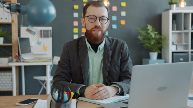 Homem Com Barba E Oculos Na Mesa De Escritorio lDQFD3t3oGk